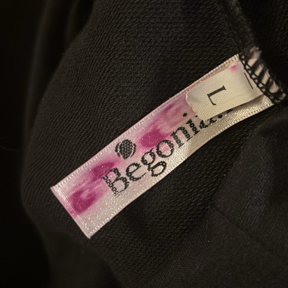 Women’s Begonia K Black Long-Sleeve Novelty Tee with Hot Pink Lips Graphic - Picture 7 of 7